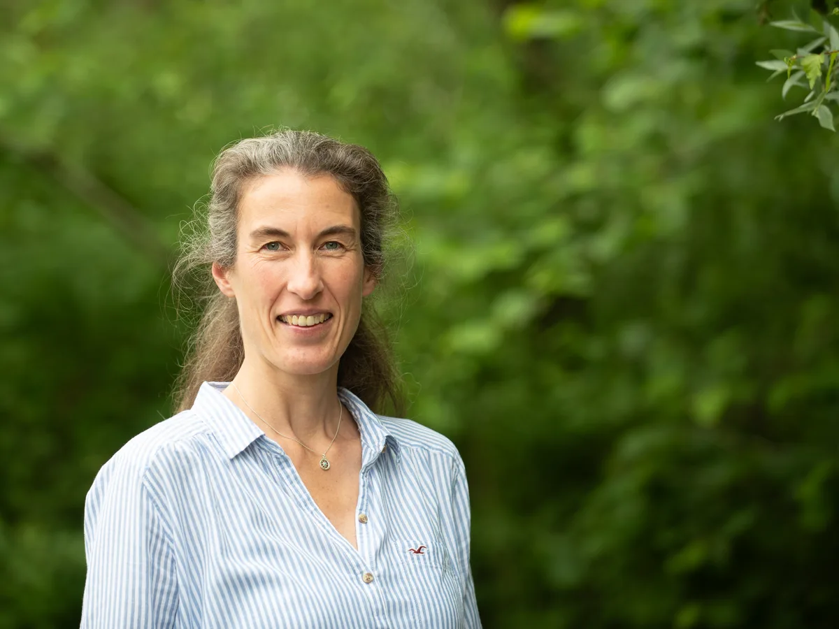 Auf dem Bild ist Anja Witte vor einem grünen Hintergrund zu sehen.